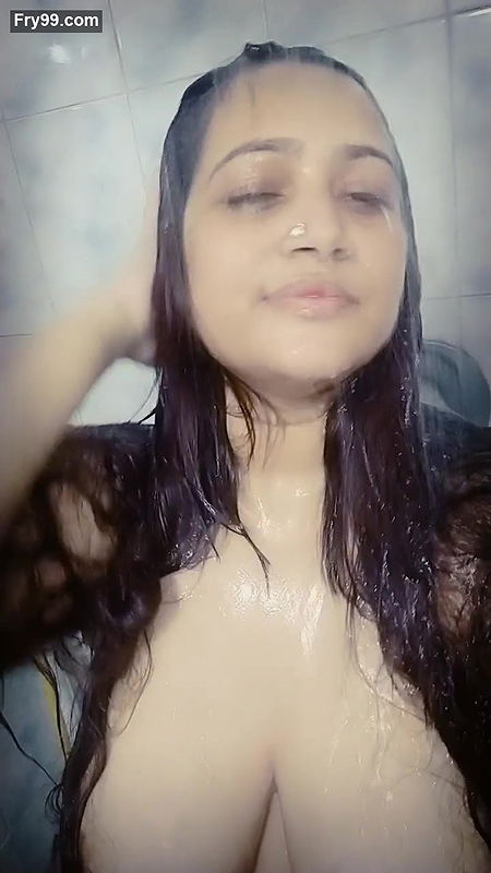 Desi Beautiful Busty Punjabi Girl Huge Boobs Show Selfies