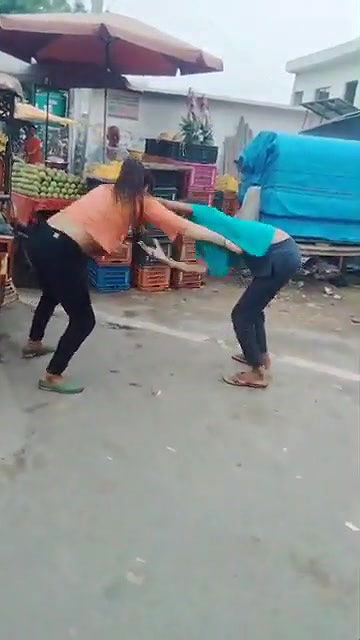 Nude girl nd guy fight in public