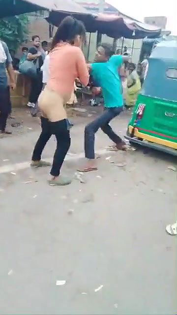 Nude girl nd guy fight in public