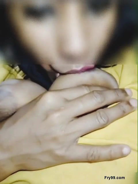 Desi Village bhabi apna doodh pirahe hai sex