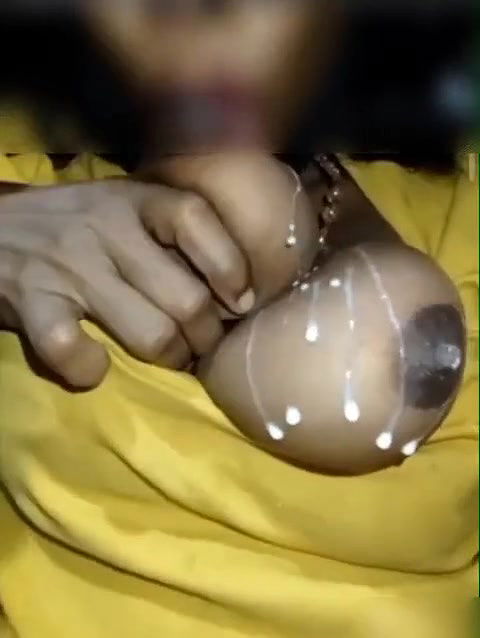 Desi Village bhabi apna doodh pirahe hai sex