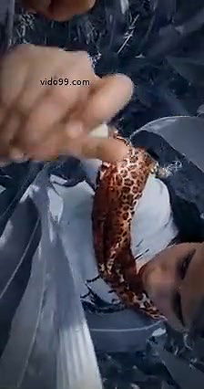 Bhabhi sucking in outdoor