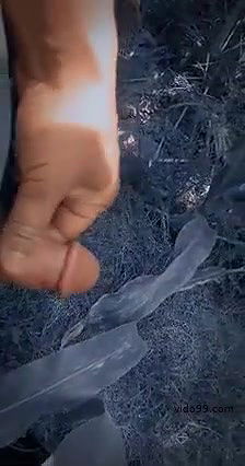 Bhabhi sucking in outdoor