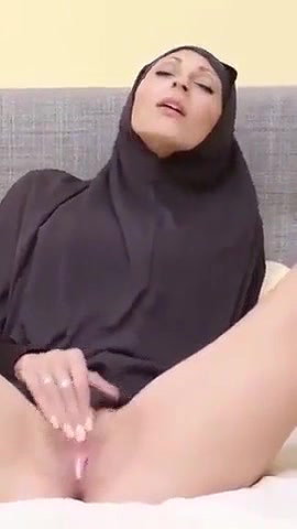 arab masturbating in cam