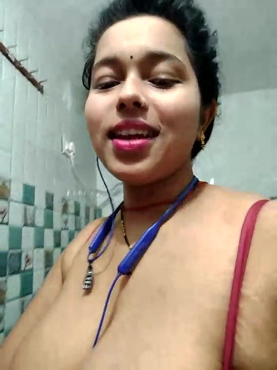 Desi Bhabhi Boob and Ass Show