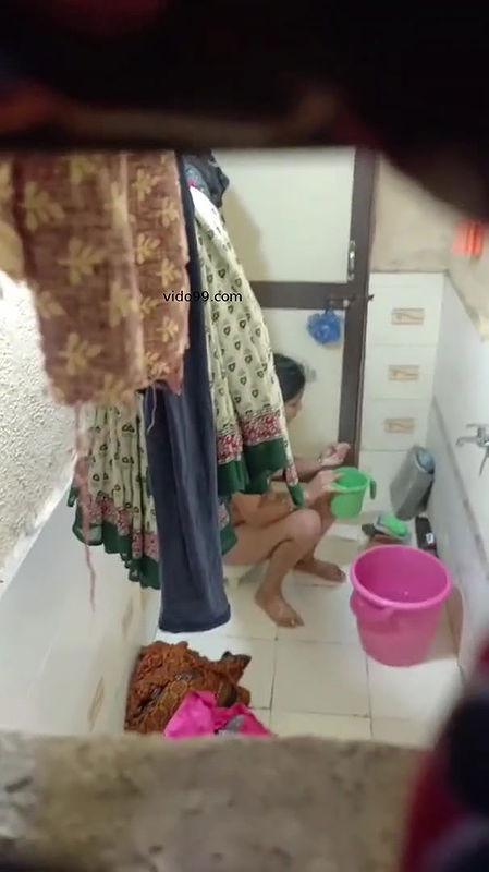 Bhabhi bathing spy