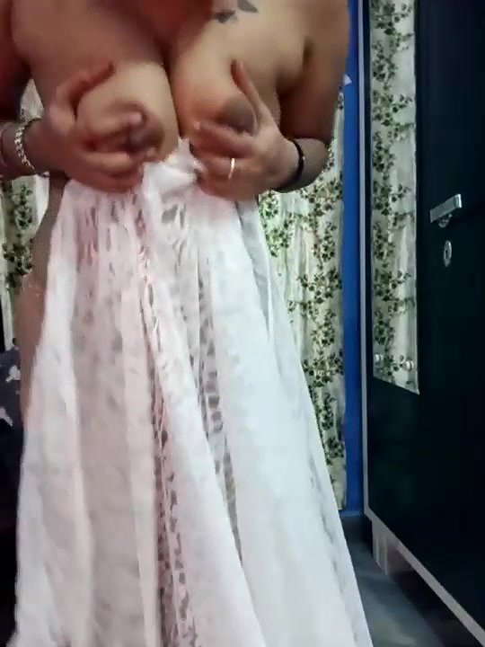 Desi Girl Showing Boob on Camera and Removing Saree