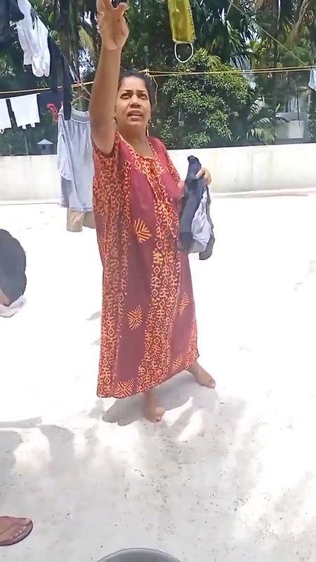 Aunty under nighty pussy and ass captured secretly