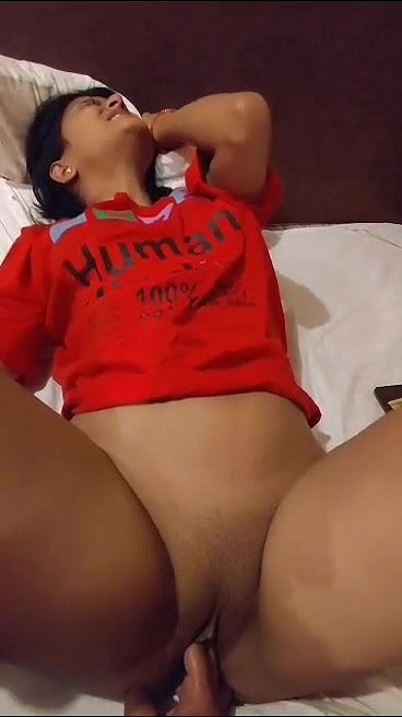 desi girlfriend bald pussy desi fingering by lover in hotel