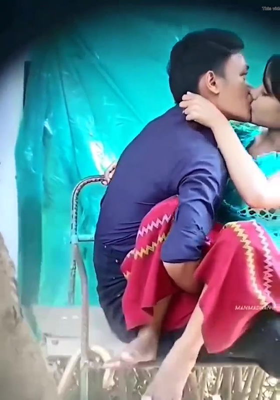 Desi lovers Outdoor  fingering caught