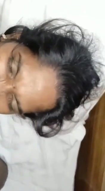 Bhabhi in hotel with lover, giving blowjob