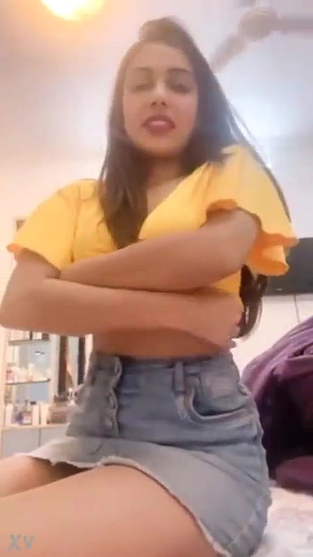 Sexy Desi Girl Strip her Cloths