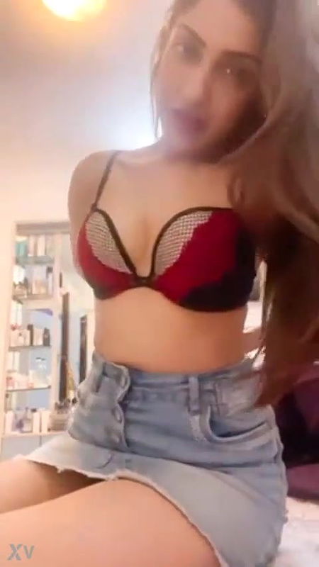 Sexy Desi Girl Strip her Cloths