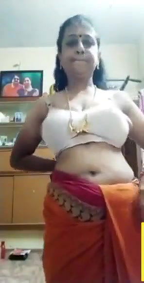 Tamil maami on saree showing her boobs