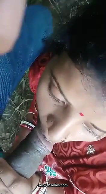 desi village boudi sucking cock outdoors