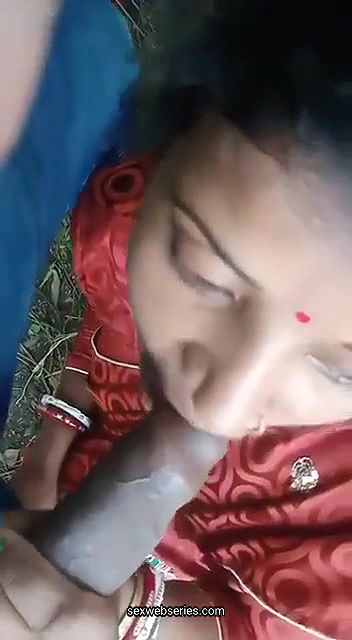 desi village boudi sucking cock outdoors