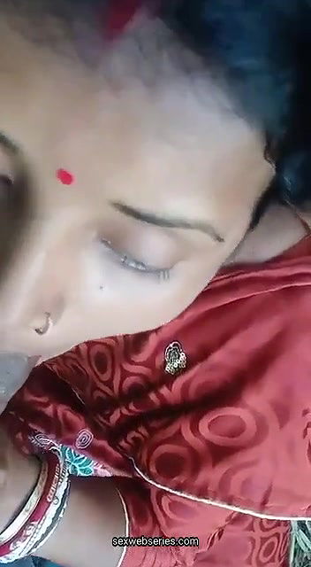 desi village boudi sucking cock outdoors