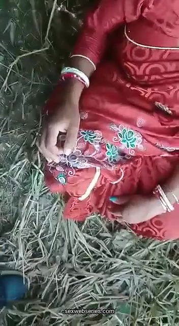 desi village boudi sucking cock outdoors