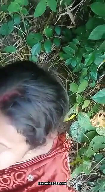 desi village boudi sucking cock outdoors