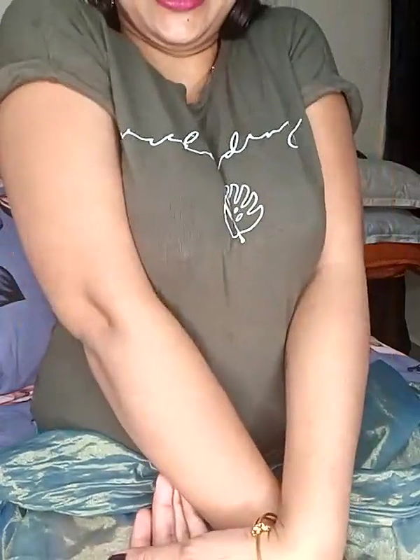 Desi MILF Kaamuk Shweta Pussy Fingering and Ass Show in Kitchen