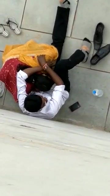 desi aunty blowjob romance in public caught