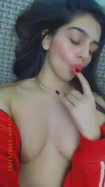 Indian cute girl fucking passionate sex with her boyfriend in fields