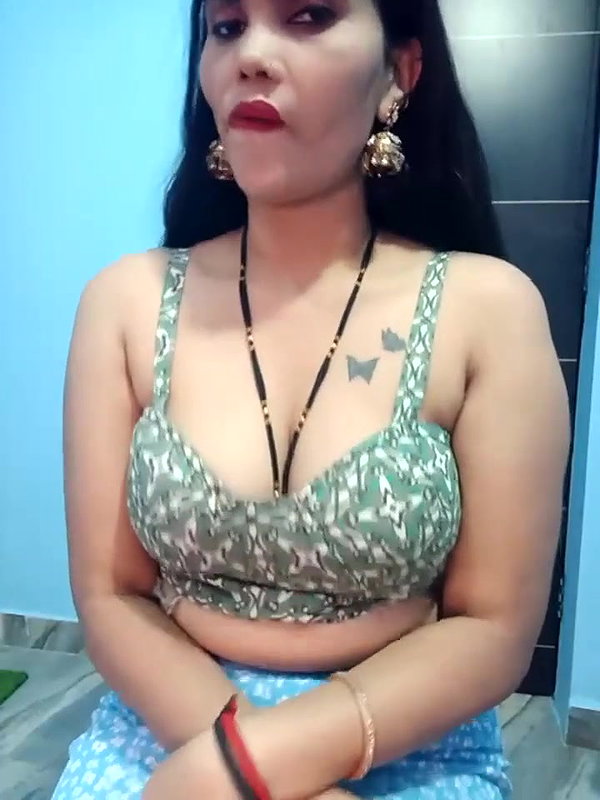 Hot Married Bhabhi Sonia Boobs Show and Teasing