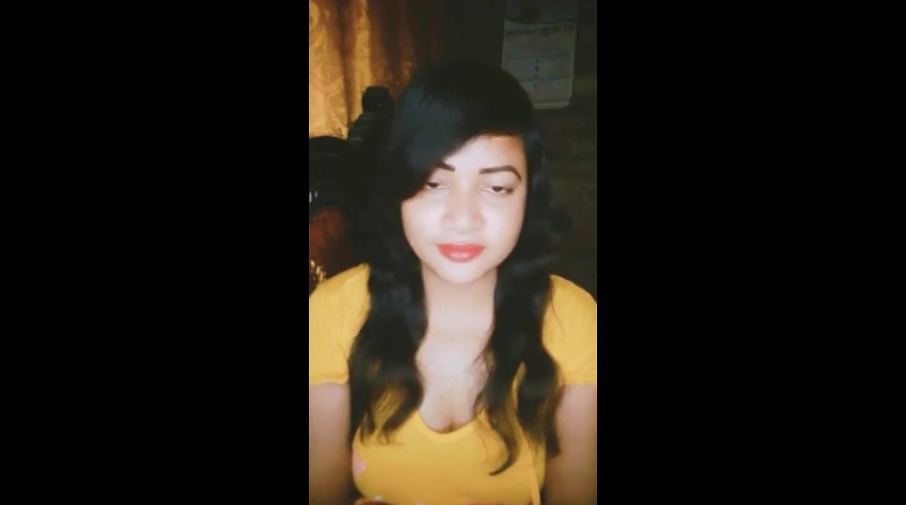 Beautiful Girl in Live