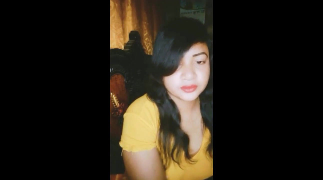 Beautiful Girl in Live