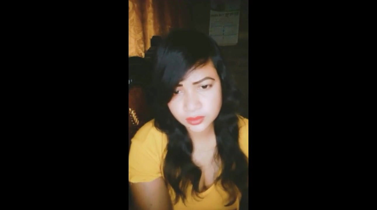 Beautiful Girl in Live