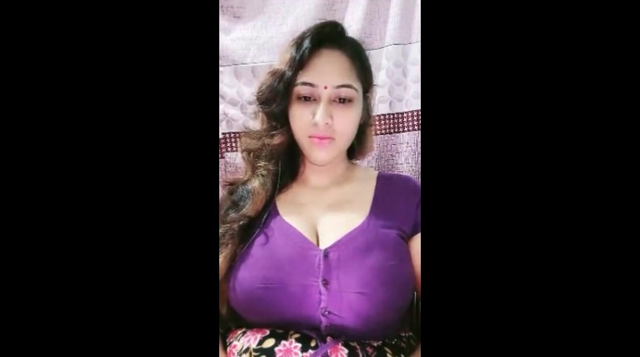 Big Boob Girl in Live
