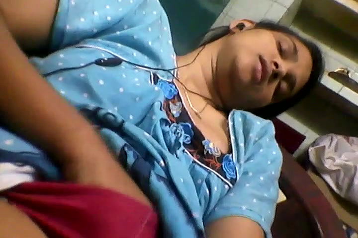 Desi hot bhabhi fingering on vc