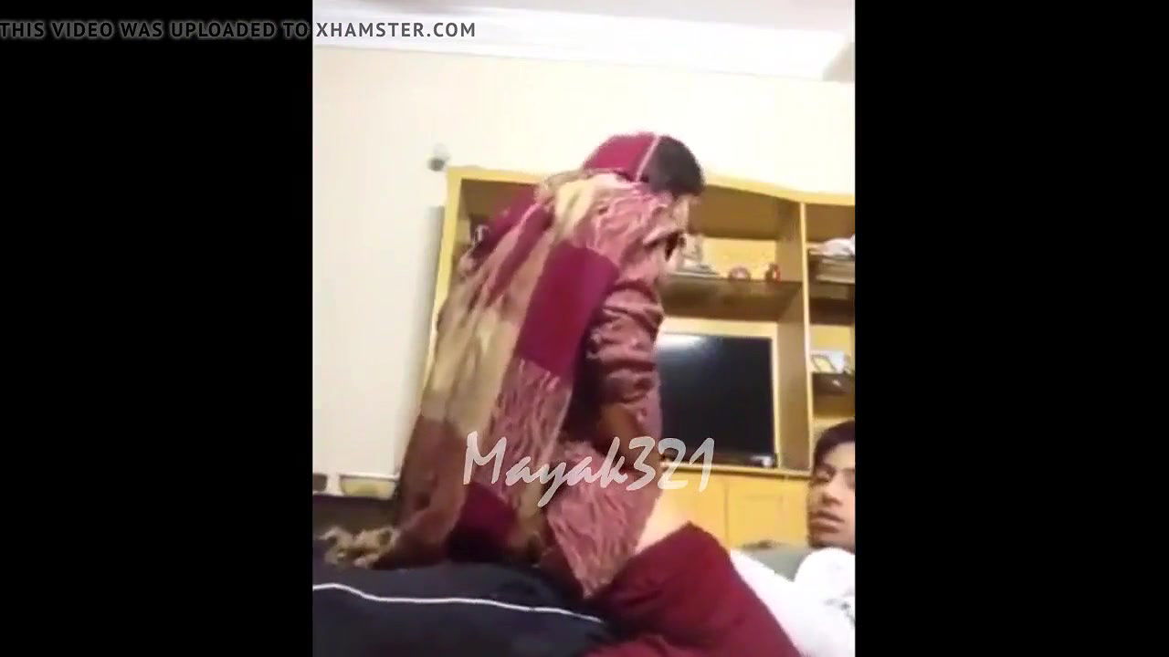 Aunty Ne Aapne Naukar Ki Lund Pe Baita Kar indian tube porno on Bestsexxxporncom