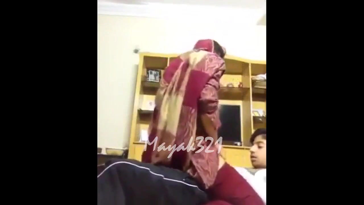 Aunty Ne Aapne Naukar Ki Lund Pe Baita Kar indian tube porno on Bestsexxxporncom