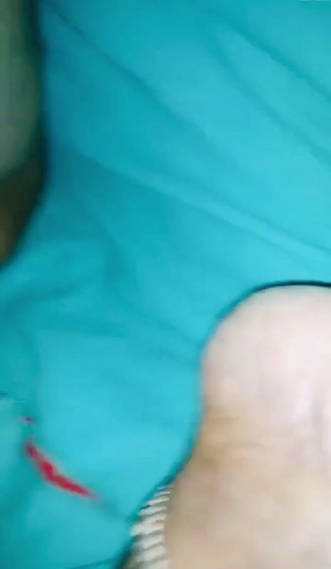 mainne apanee sotee huee chaachee kee choot ka video unakee sari ke neeche se banaaya