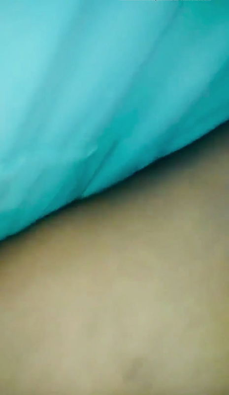 mainne apanee sotee huee chaachee kee choot ka video unakee sari ke neeche se banaaya