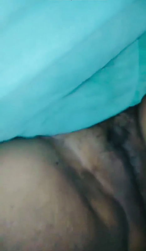 mainne apanee sotee huee chaachee kee choot ka video unakee sari ke neeche se banaaya