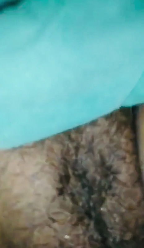 mainne apanee sotee huee chaachee kee choot ka video unakee sari ke neeche se banaaya