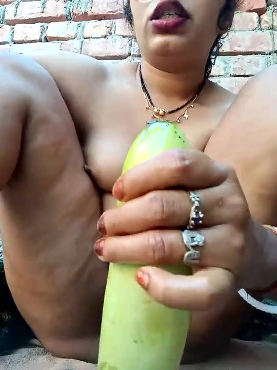 Desi Village Girl taking Lauki inside Pussy