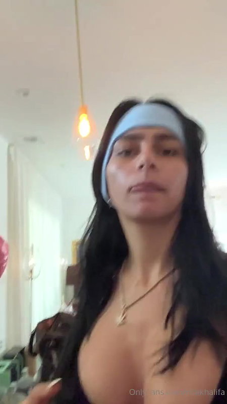 Arab Queen Mia Khalifa Is Preparing Self Topless Morning Video