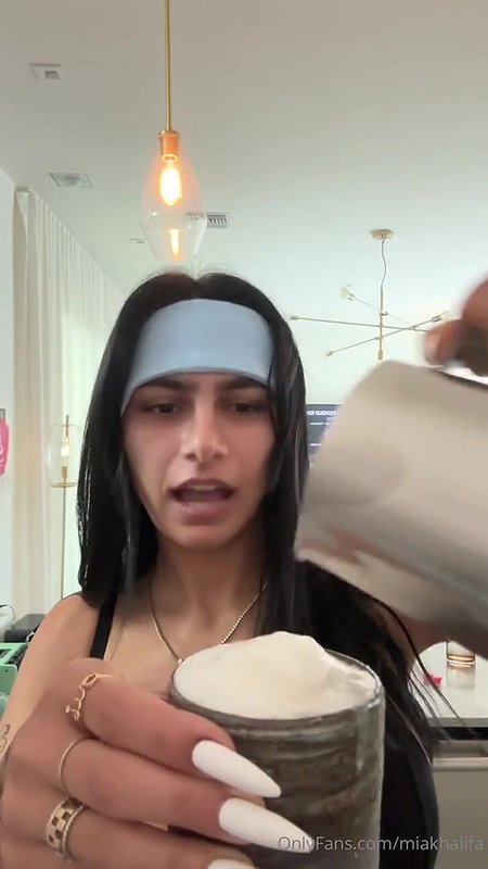 Arab Queen Mia Khalifa Is Preparing Self Topless Morning Video