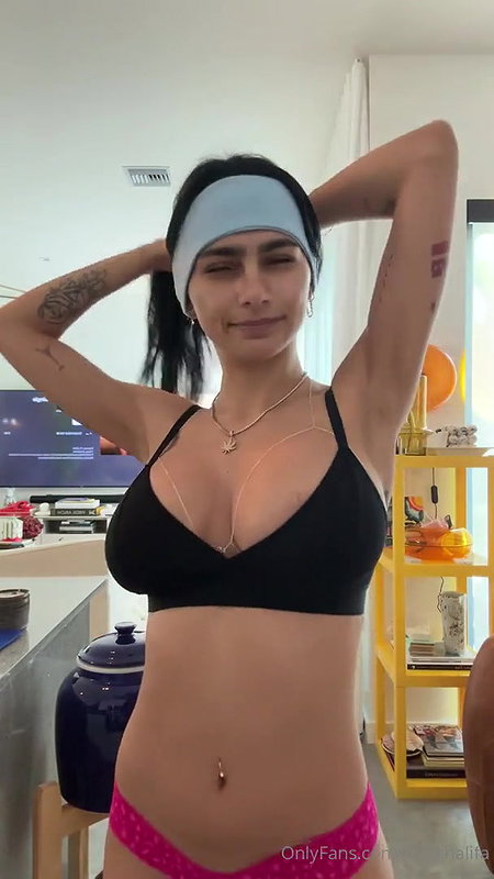 Arab Queen Mia Khalifa Is Preparing Self Topless Morning Video