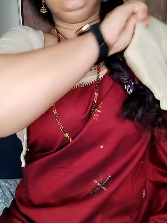 Hot indian Radha StripChat Model Boobs On Oil Showing