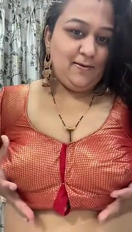 Desi bhabi playing boobs