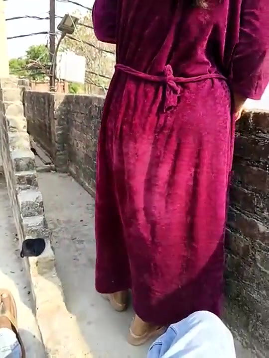 Bhabhi Showing Pussy in Outdoor