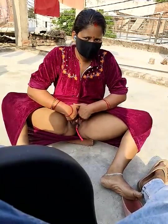 Bhabhi Showing Pussy in Outdoor