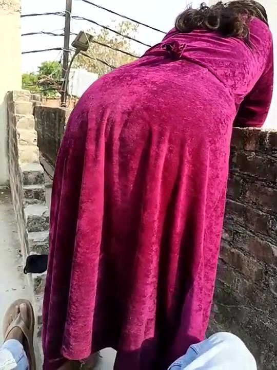 Bhabhi Showing Pussy in Outdoor