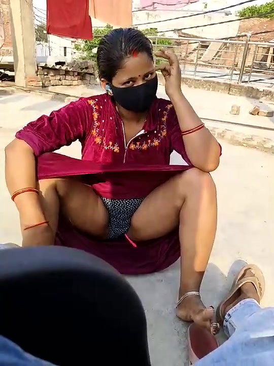 Bhabhi Showing Pussy in Outdoor