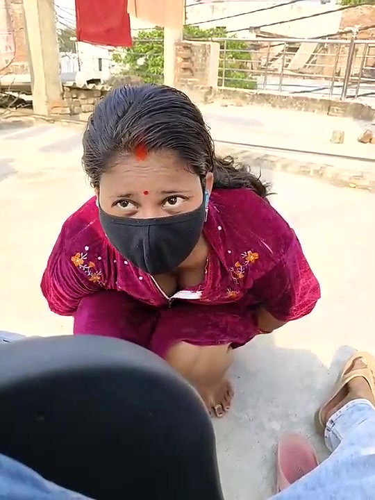 Bhabhi Showing Pussy in Outdoor