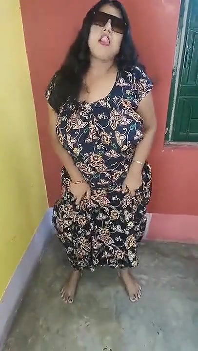 Sexy Big Ass Chubby Bhabhi Showing Hot Figure